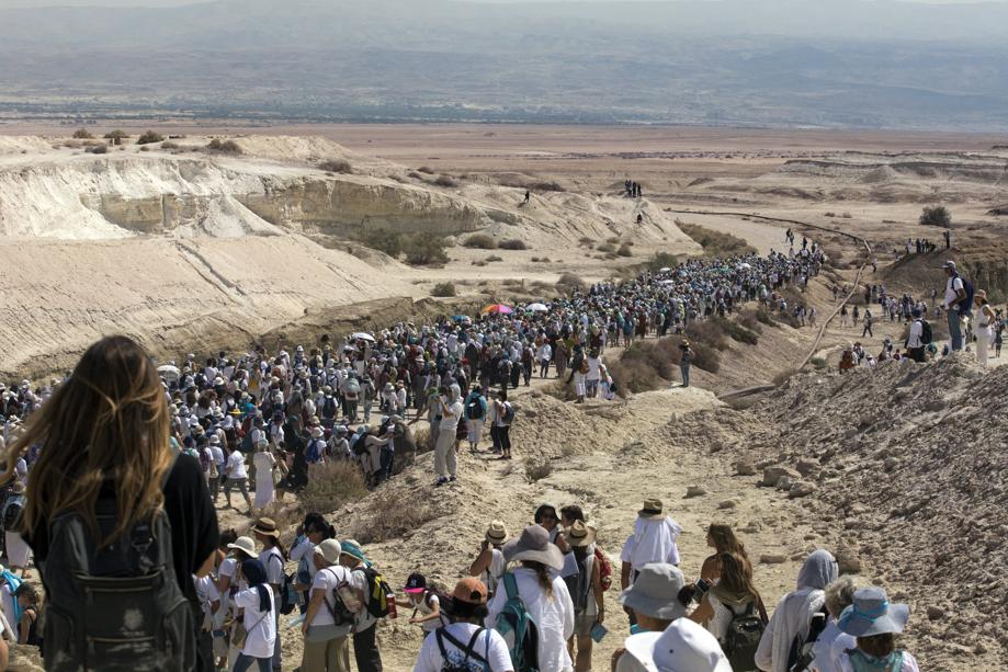 destandaard's tweet photo. Israëlische en Palestijnse vrouwen trekken samen woestijn in voor de vrede https://t.co/rxPBAhJdee https://t.co/O7Mg13AWXU