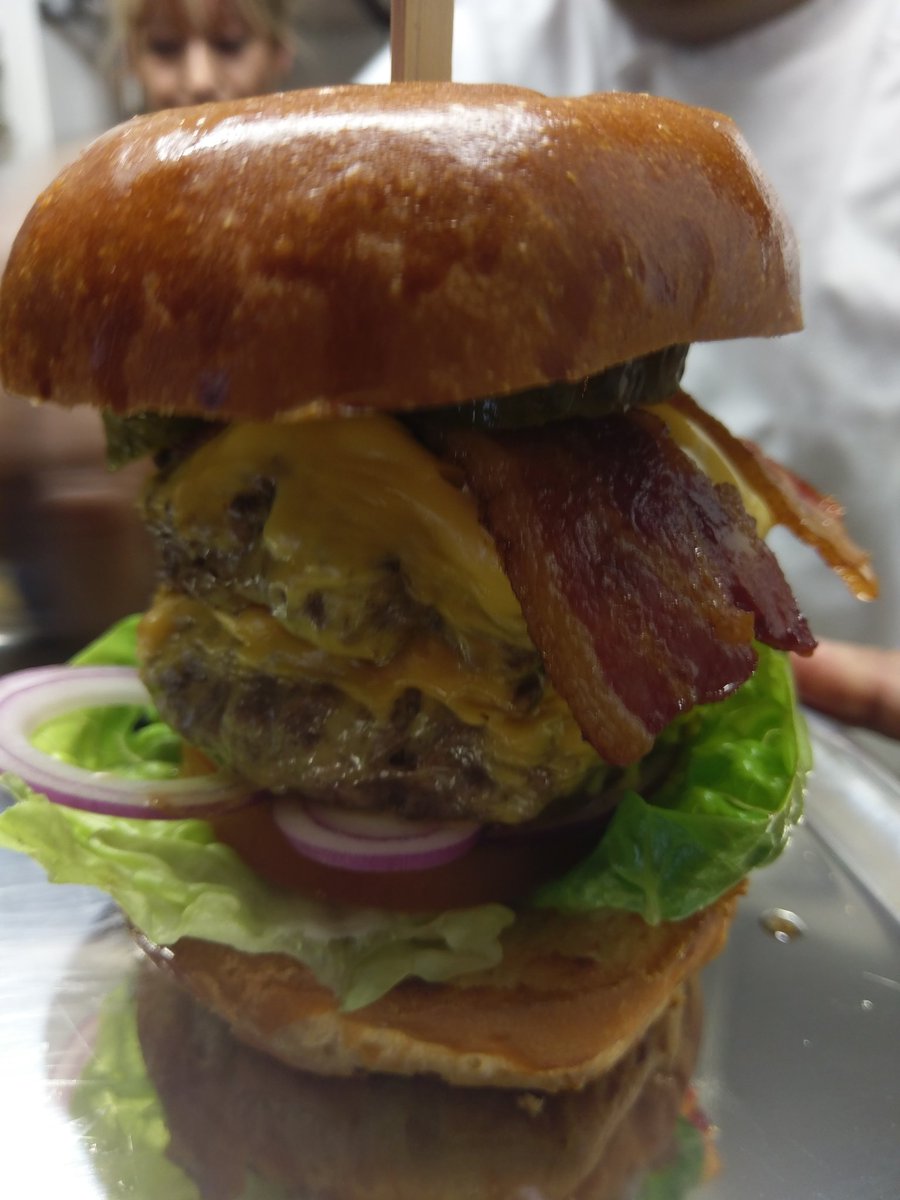 wine_stores's tweet photo. Deliciousness added to the mix from today! @BurgerBros_UK #burgers #kingscross https://t.co/FvLg7nyjix