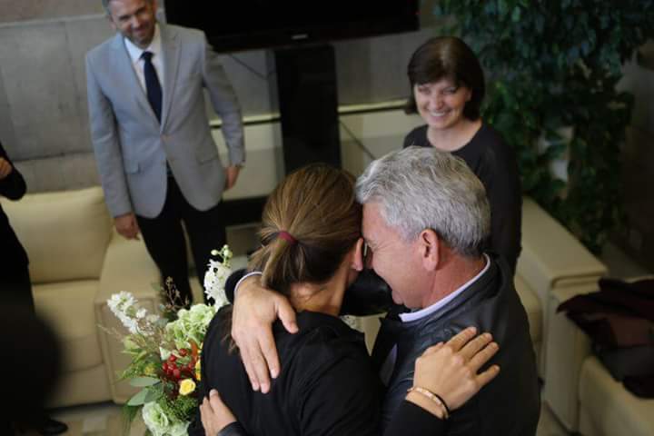 Simoreactions's tweet image. When you meet with your dad and tell him you're no.1 in the world!!! These pics are so emotional to see 🤧🥇😍