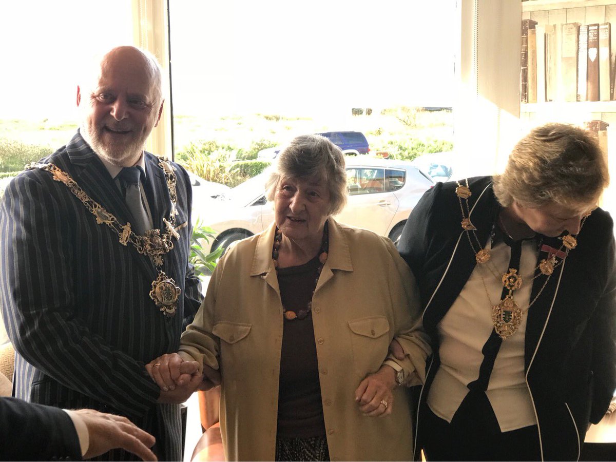 Chadwickhotel's tweet photo. Mayor Presents gifts to 84 year old Barbara Johnson who hasn't missed a visit since 1933! https://t.co/F3fYPK6Z2Y