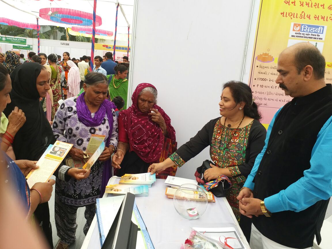 @mudracampaign #Rajkot 09OCT17. Hon'ble MoS-GOI <a href="/PRupala/">Parshottam Rupala</a> visited SIDBI stall. People participated in large no.