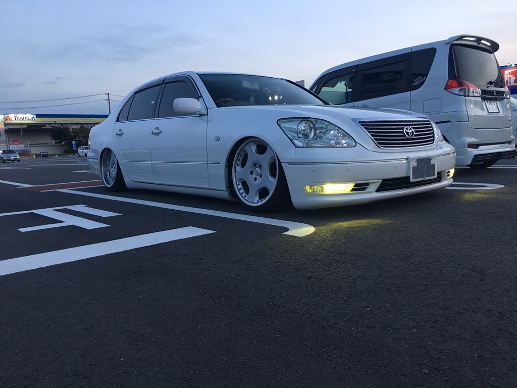 Vip Stance Auf Twitter 30 Celsior あえてのハーフレスで純正の黄色フォグを活かす ホイールは19インチのオペラを装着 インシュランスの車高調にバネは326powerに変更 ツラを僅かに被せたツラウチでバランスを取り セルシオの渋さを引き出す1台 Owner