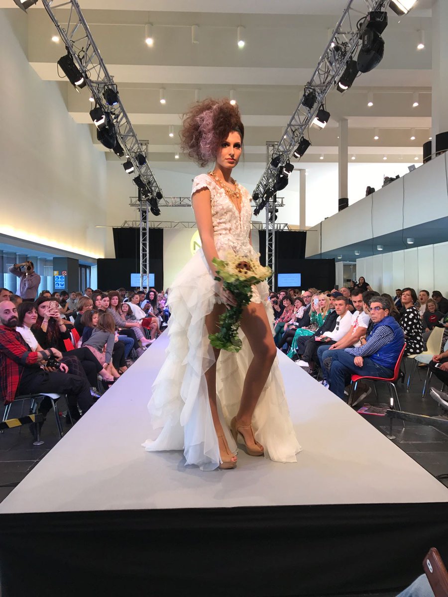 hreuropa's tweet photo. Exito ayer del #TrendingChef  #NavarraFashionWeek. Nuestra propuesta: Esfera lunar rellena de frambuesa. @edurnesenosiain #InmaculadaGarcia https://t.co/JT1FmBwHfO