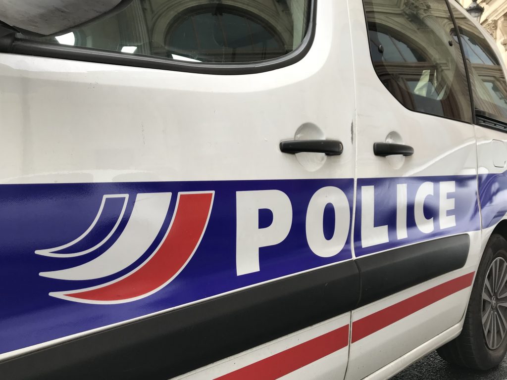 Actu17's tweet photo. 🇫🇷 #Orléans 3 jeunes hommes blessés par des tirs d'arme à feu en pleine rue. https://t.co/srKAal4Syq https://t.co/6FuhkECeEL