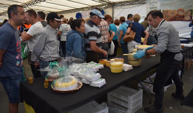 elprogreACHAIRA's tweet photo. #ConImaxes 📸 A Feira do Queixo e do Mel de #Goente sáldase cun bo nivel de vendas
https://t.co/xXM1VrcMz8 https://t.co/GexRUGnnkz