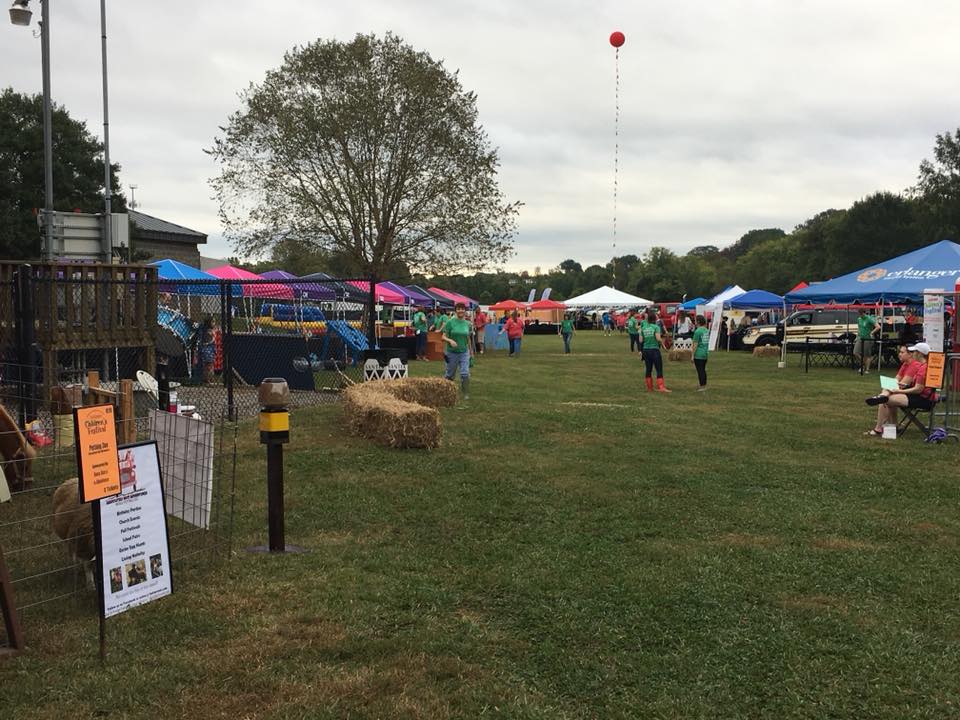 GamesToGoNash's tweet photo. Saturday we were in Chattanooga for the McDonald House fundraiser! Sponsored by The Mother Daughter Team from RE/MAX Properties. https://t.co/dd7J4s1Xy1