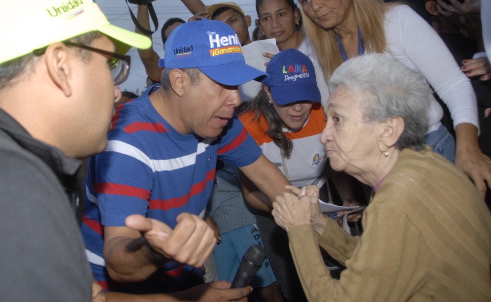 HenriFalconLara's tweet photo. Cada mañana con el #madrugonazo entramos en hogares humildes a escuchar las angustias de nuestro pueblo para brindar soluciones. https://t.co/4i3hs7ljAa