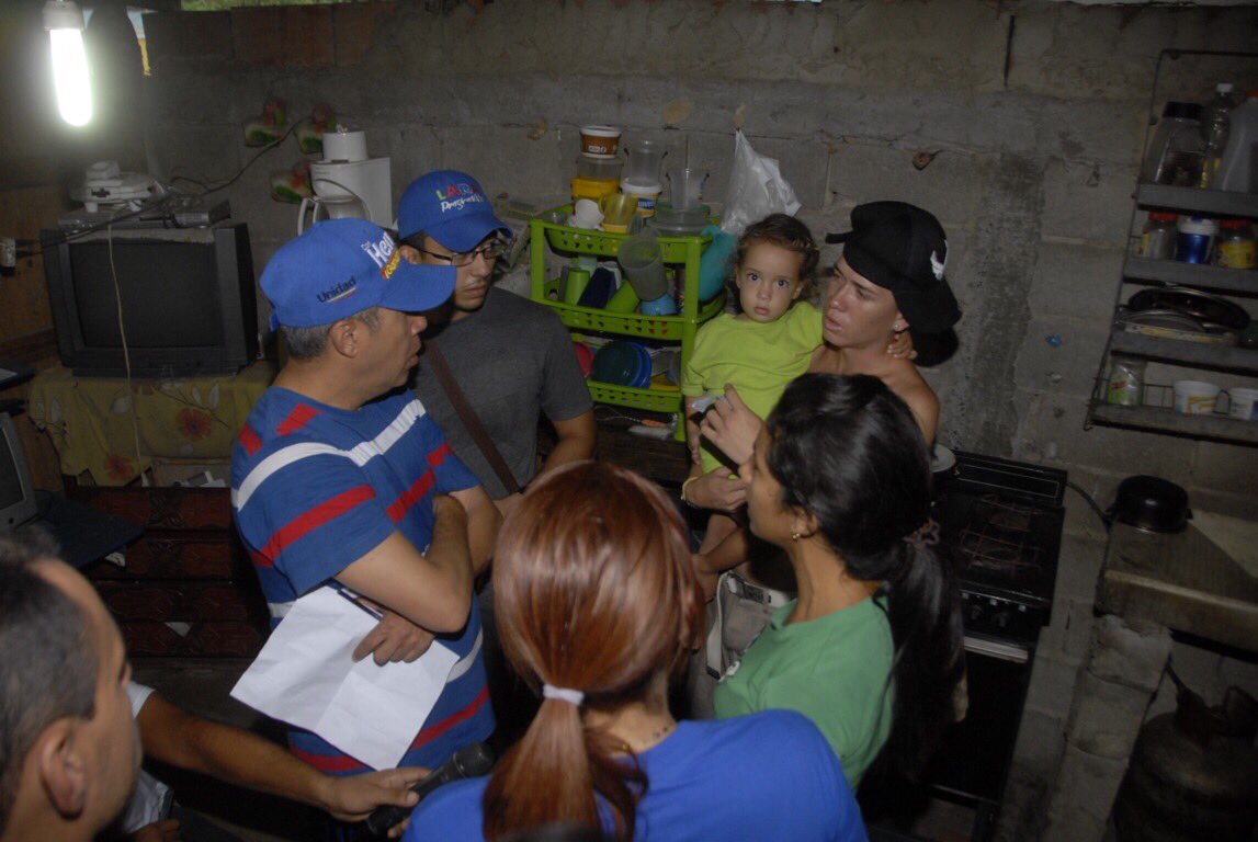 HenriFalconLara's tweet photo. Cada mañana con el #madrugonazo entramos en hogares humildes a escuchar las angustias de nuestro pueblo para brindar soluciones. https://t.co/4i3hs7ljAa