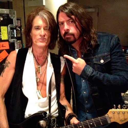 mariskalrock's tweet photo. ¡Foo Fighters y Joe Perry (Aerosmith) versionan "Draw The Line" y "Come Together"! Tenemos los vídeos: https://t.co/7Nx8dbnL5Z https://t.co/1c3P0BgUUU