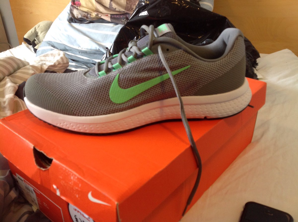 HarryShorty's tweet photo. Hey @SportsDirectUK is this one of those colour perception tests or have I just received the wrong trainers....? #Niketrainers #sportsdirect https://t.co/wuwWdxZYa7