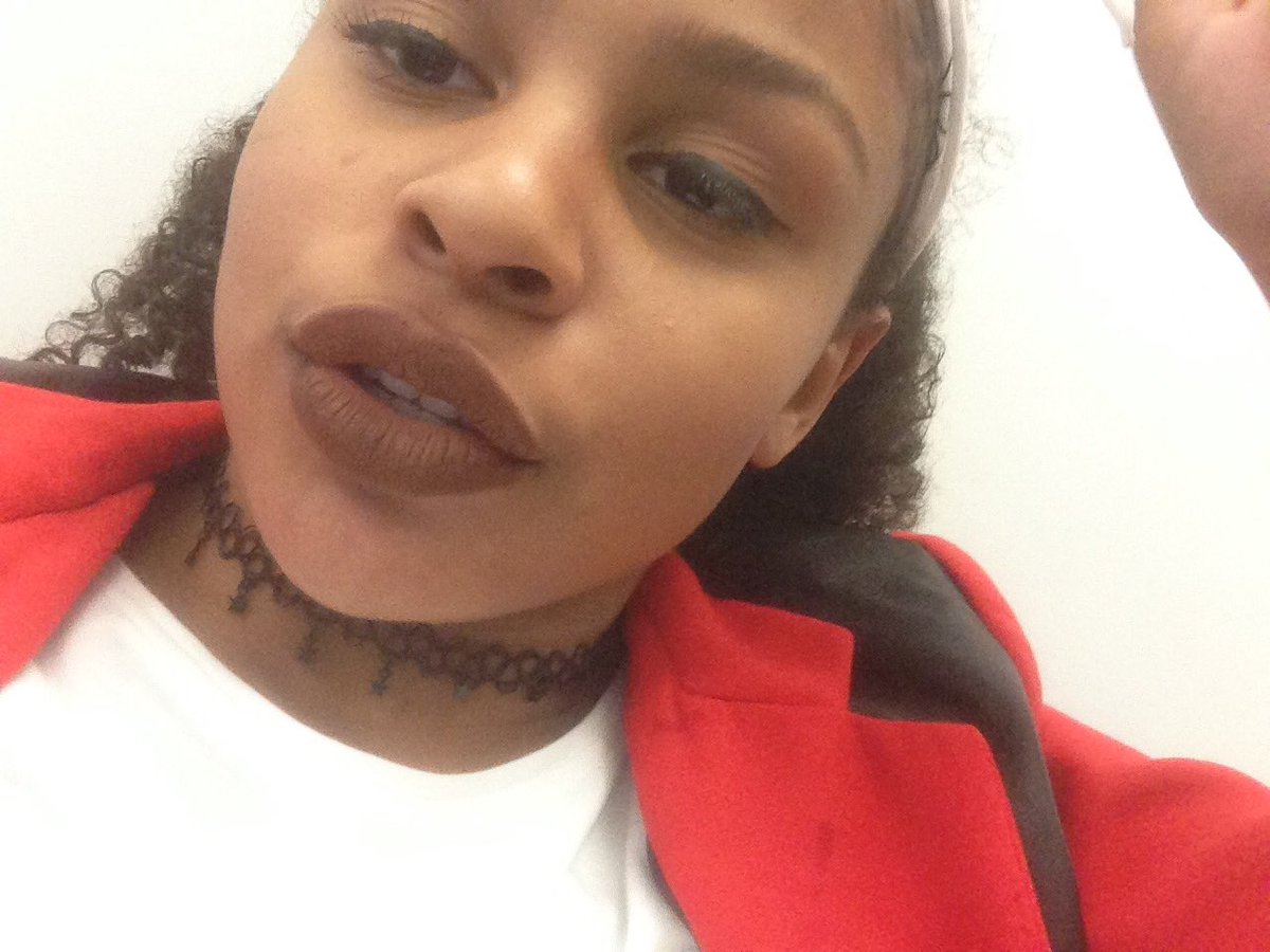 lbushellsinging's tweet photo. I leave my phone with her for 5 minutes and i come back to +100 pictures of her on my phone😂 yesterday's photo shoot with @FactorEssexHQ https://t.co/7ZJmwqDSFH