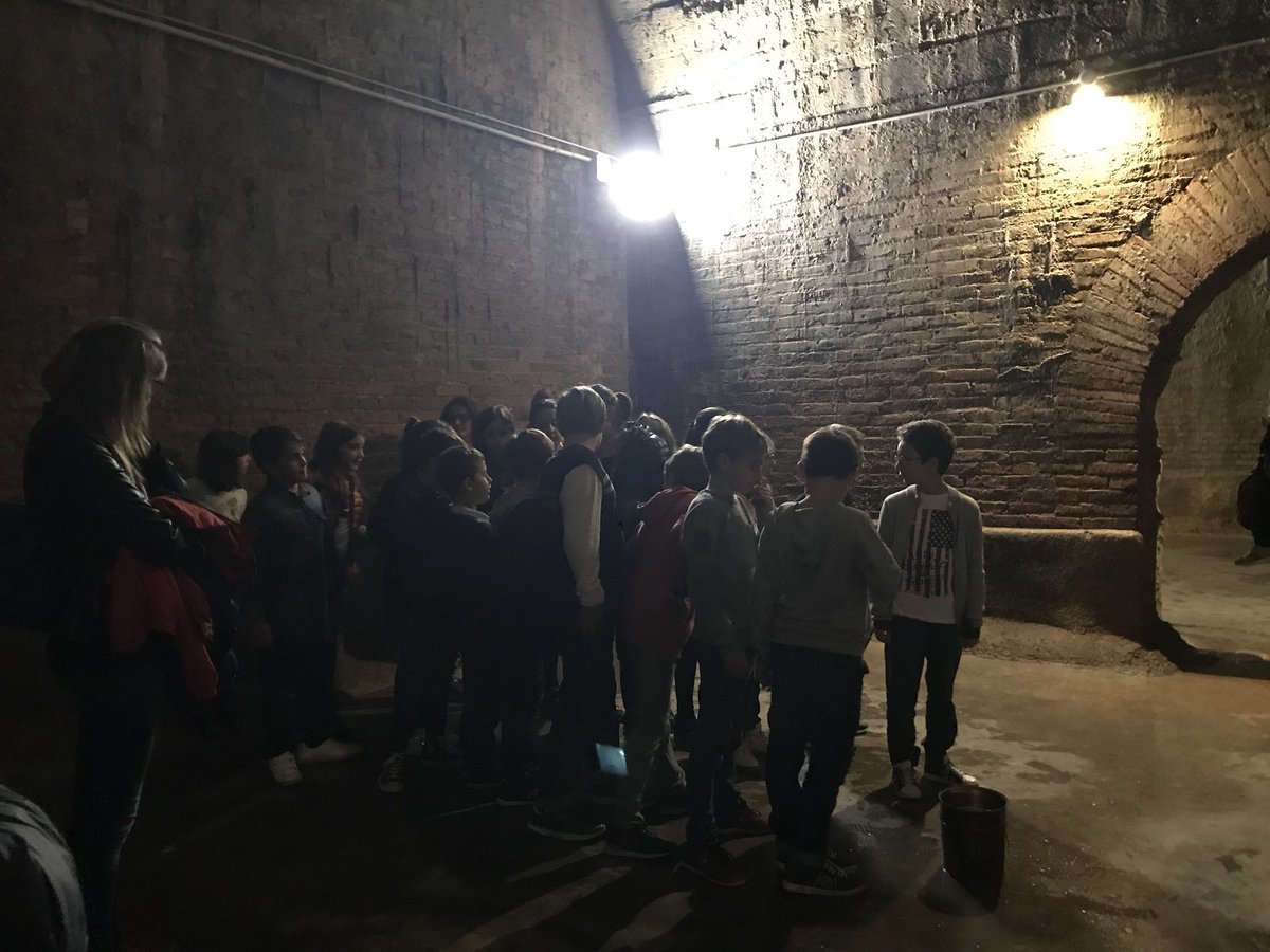 Musei_di_Fermo's tweet photo. Un bel pomeriggio grazie alla giornata #famigliealmuseo a caccia nelle #cisterneromane di #Fermo! Grazie a tutti! #Famu2017 https://t.co/yIyPUYZYba