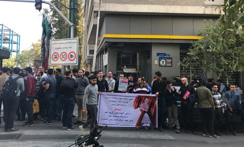 Manyekdaneshju's tweet photo. خلف وعده وزیر نفت و تجمع دانشجویان و فارغ التحصیلان #دانشگاه_نفت در مقابل نهاد ریاست جمهوری#من_یک_دانشجوhttps://t.co/Xu7JNuPyyi https://t.co/HoVYJfaSG5