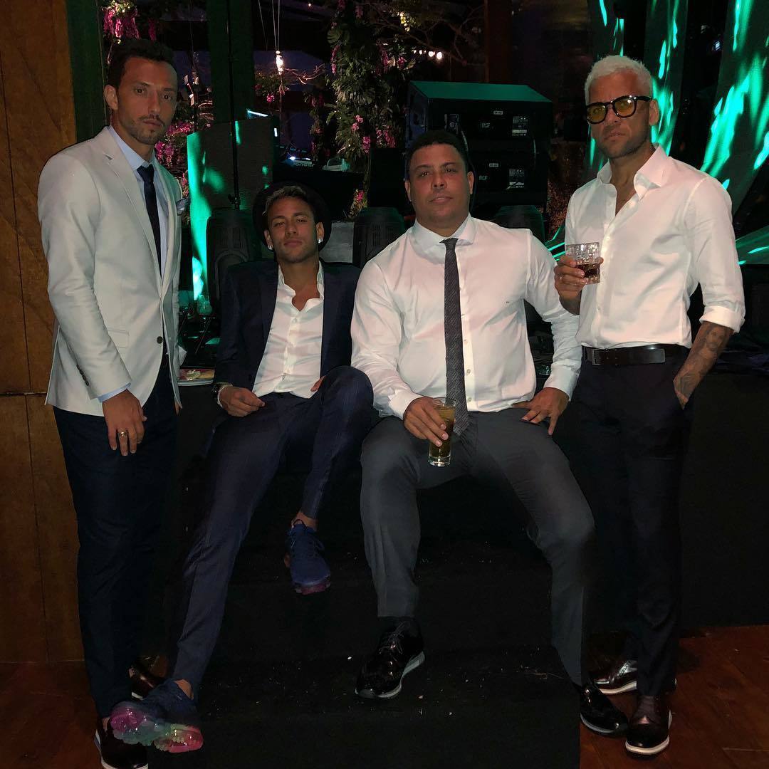 Falaram que o Nenê tá levando uns reforços pro Vasco, hein? 🕶