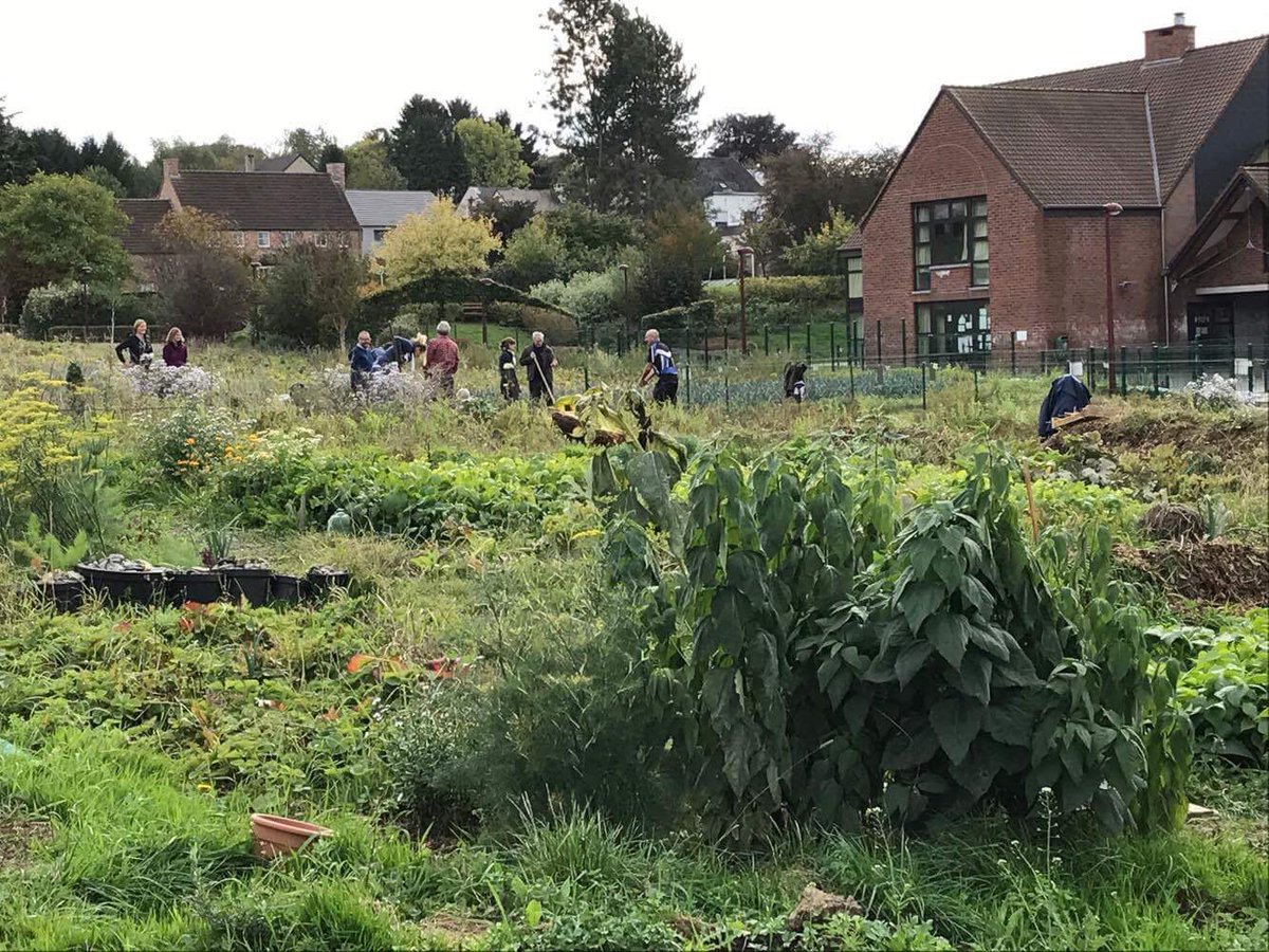 ourjob2's tweet photo. Sales Management Bfe has spent a great day gardening with the social entrepreneurs Jardin'âges et l'autre jardin asbl as a STB #ourjob2 #CSR https://t.co/kpPitQpmMB