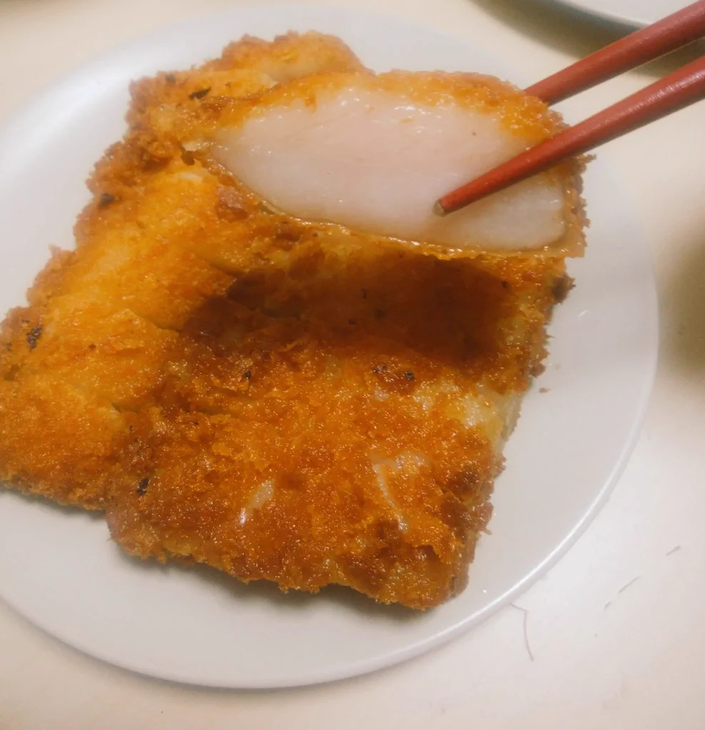見ただけで胸焼けするｗ脂身だけのトンカツが想像以上にパンチ効いてるｗｗｗ