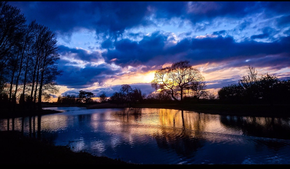 LisavonSteijern's tweet photo. Sunset at Öresundsparken in Malmö
Wish you all a lovely new week
#sweden #photofrommyheart #archivphoto https://t.co/XlFMFXk3N6