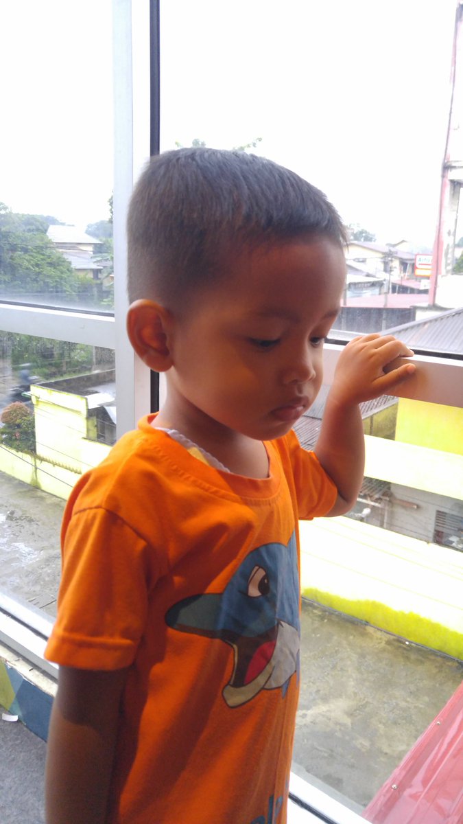 reviewapaaja's tweet photo. Gaya kalau ngambek minta tablet buat nonton youtube, biarpun ngambek tetap ganteng ya nak Hihi #kingfatih #zaydan https://t.co/snEefSqU7c