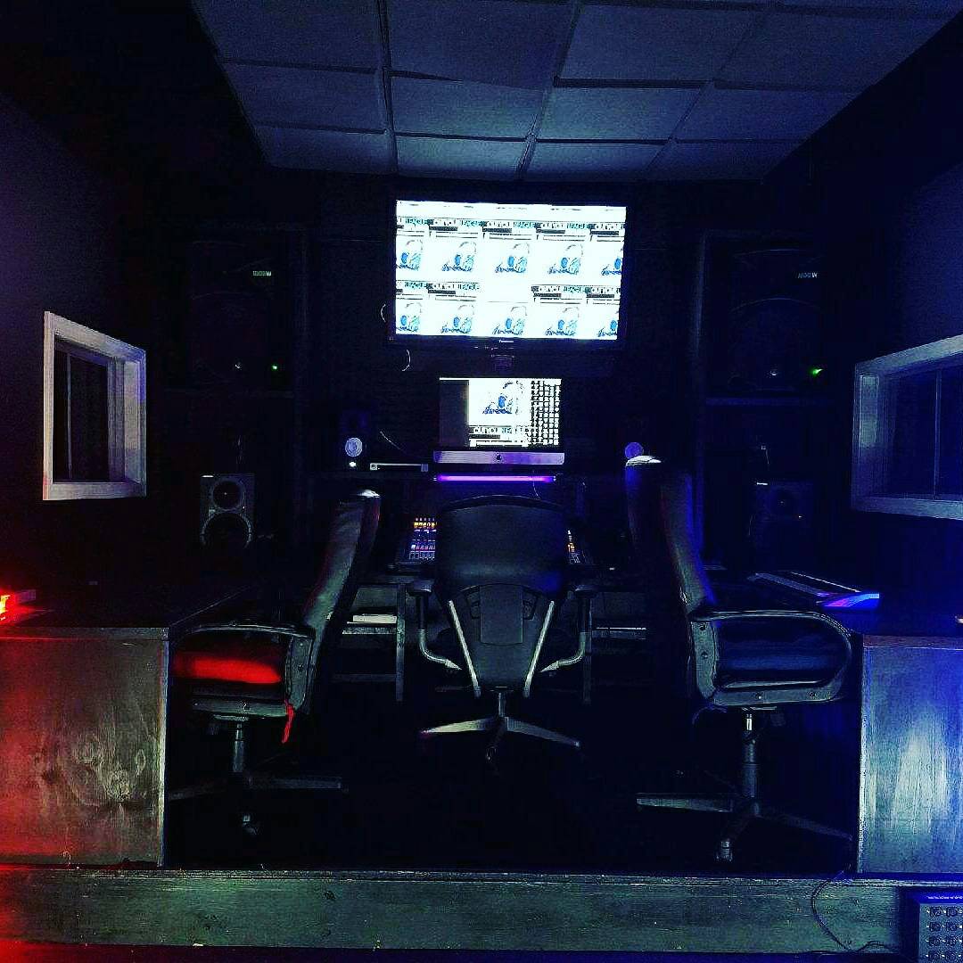 OYLStudio's tweet photo. Great rates available so book your session today. Let us help you make that next great hit. #OYLStudio #BookYourSessionToday https://t.co/wukqhSH8SH