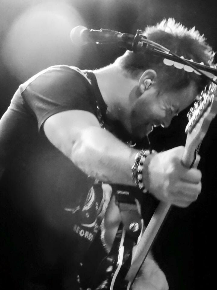 NyCArole426's tweet photo. David Cook β€οΈπ΅πΈ Thank you for another crazy amazing show!! #ExitInn #Nashville 10.7.16 Photo creds Kristen Adler https://t.co/k6LEYdlEsk