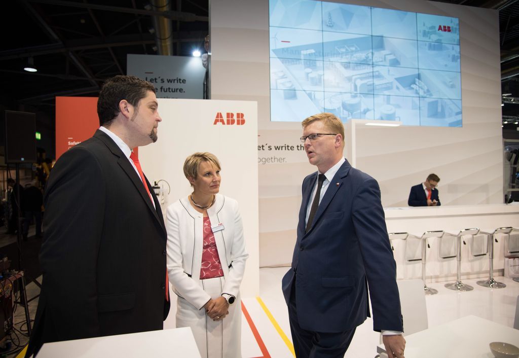 VainioTanja's tweet photo. Bylo nam potesenim privitat @PavelBelobradek Mistopredsedu pro vedu a vyzkum v expozici @ABBCzech #msv2017 #ABBrobotika https://t.co/cXb2VKJnCH