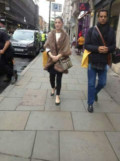 جیسا دیس ویسا بھیس
جیسی عوام ویسے چھتر
عوام کو بیوقوف بنانے کیلئے پاکستان پہنچتے ہی نیب کی ملزمہ کے سر پر دوپٹہ واپس آ گیا