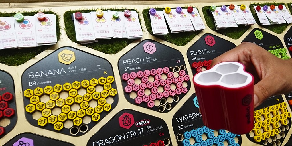 ubixco's tweet photo. #uxonfield seen in Seoul Korea fruit juice bar hexagonal #design from order to furniture  #cx  #servicedesign #ux #hcd #shop https://t.co/8KVkt2dzCU