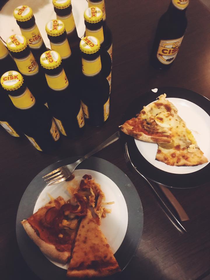 nexus_int's tweet photo. 🍺+🍕=Happiness! It's #BeerAndPizzaDay &amp; obviously we'll use any excuse for a pizza lunch! #careergoals #officegoals #NexusGamingIntelligence https://t.co/rGMjKT1w9W