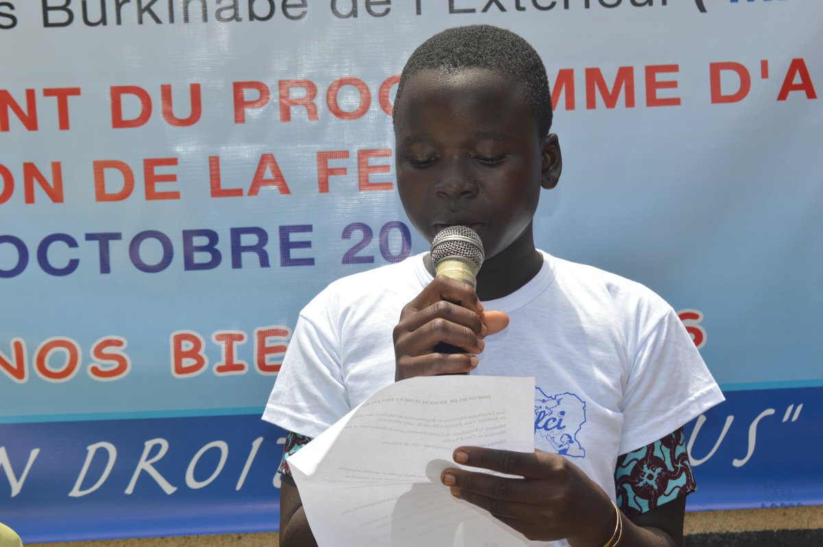 PROGRAMME D'APPUI A L'EDUCATION DE LA FEMME
NIAKARA
50 JEUNES FILLES DU LYCEE HENRI KONAN BEDIE  RECOICENT DES KITS SCOLAIRE ET DE TOILETTE