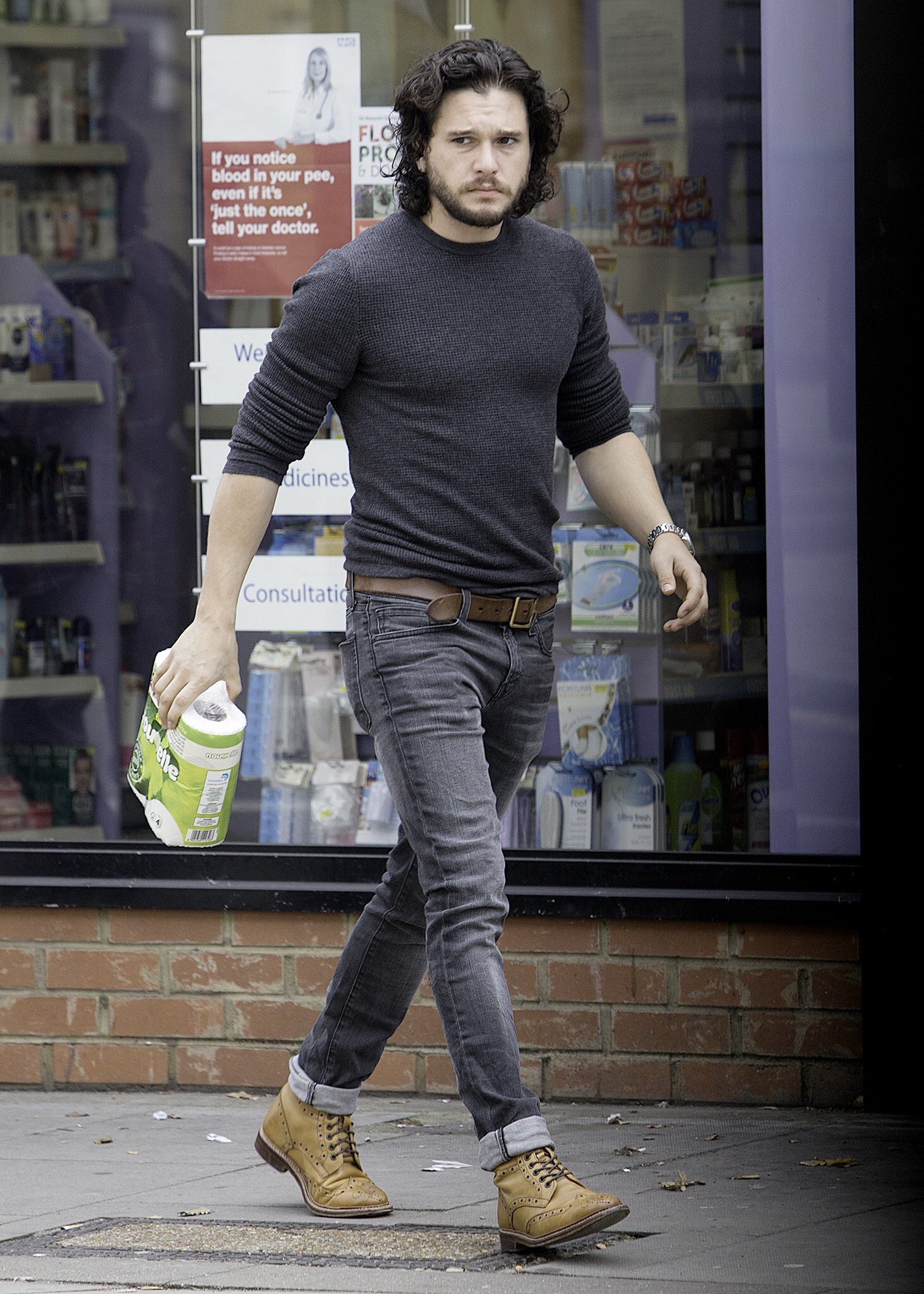 kit doing things na Twitterze: "Kit Harington looking suspicious while...