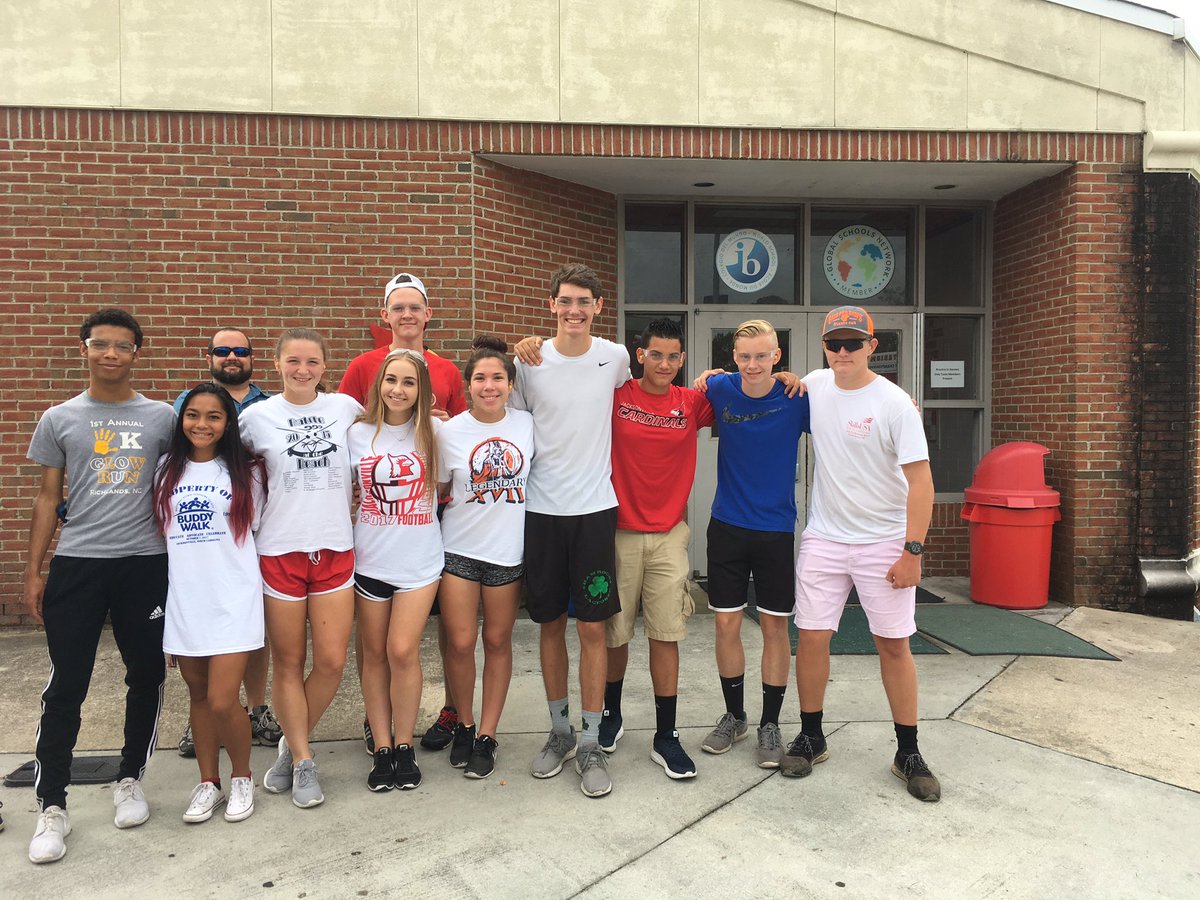SGilletteJHS's tweet photo. Kids these days! Instead of staying in bed on a day off we have student service leaders doing great things at JHS! #JHSservice https://t.co/C3qpP1unWN
