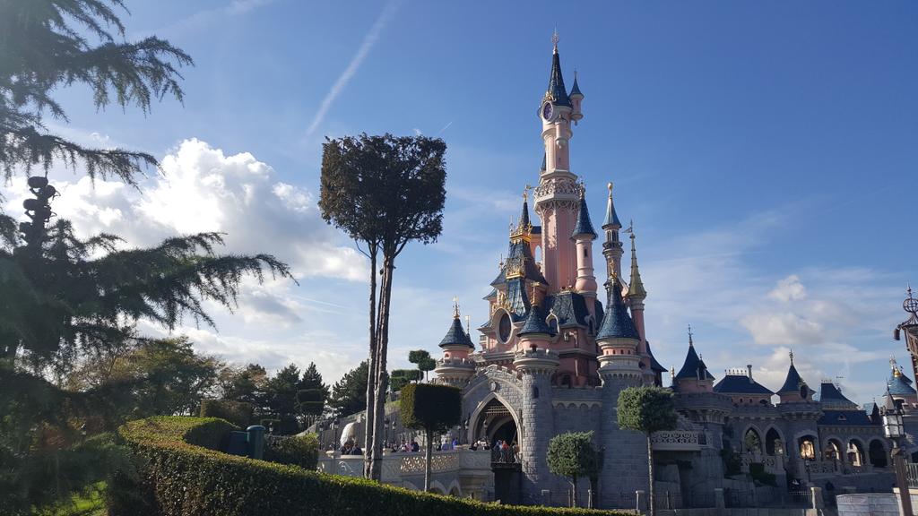 Pixie_Dust99's tweet photo. Everyday the castle looks stunning but on days like this it looks too good to be real #DisneylandParis https://t.co/11PHsxWbTk