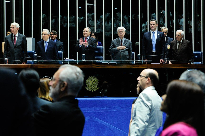 Importância da valorização profissional é destacada em homenagem aos professores no Plenário …