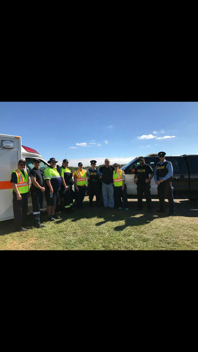 LambtonEMS's tweet photo. Another beautiful day at the Brigden fair. @LambtonEMS @OPP_News and the first aid team. #teamworkisbest #myparamedicday https://t.co/YUK7JdzlC1