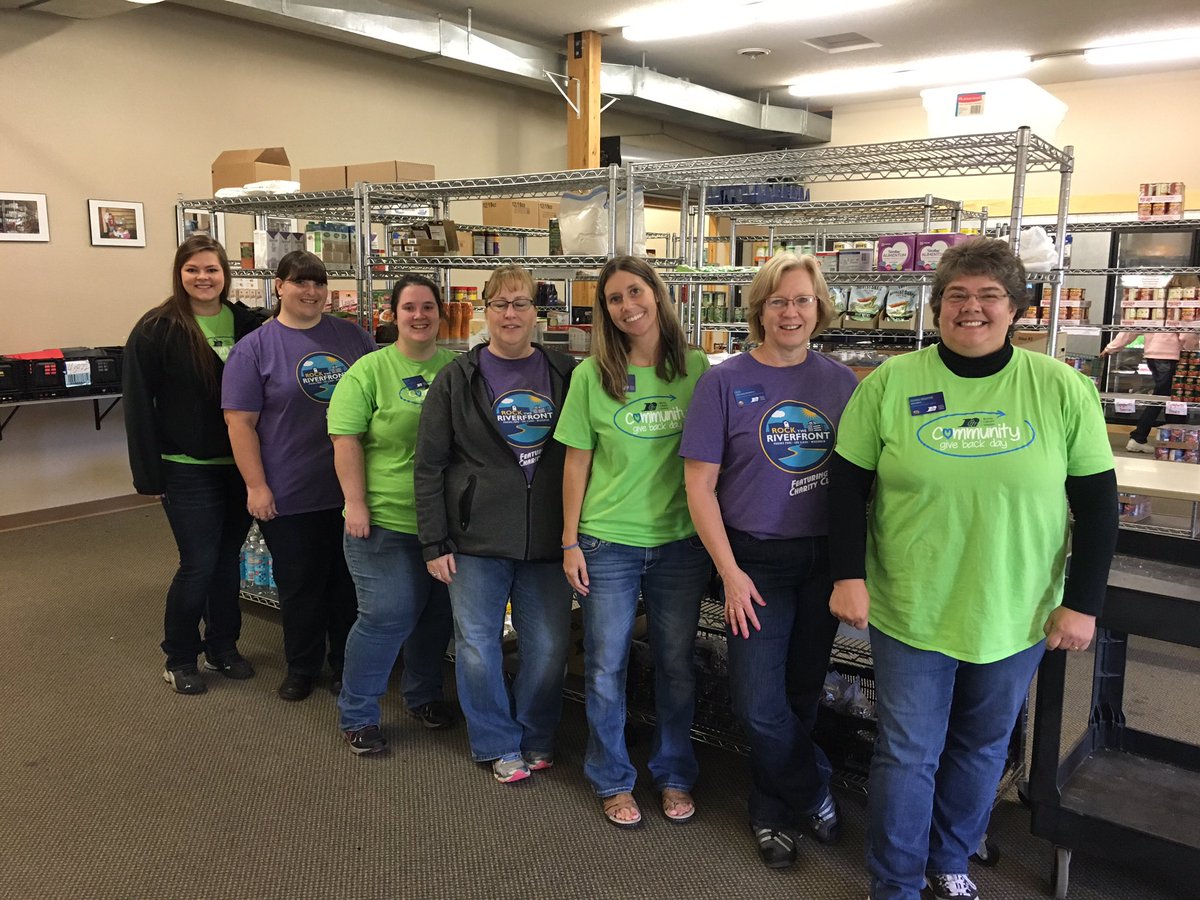 Royal_CU's tweet photo. In @StCroixFallsWI at Family Pathways food shelf & thrift store, helping to make a positive impact! #RoyalGivesBack #CommunityGiveBackDay https://t.co/Yq3ew6AIjq