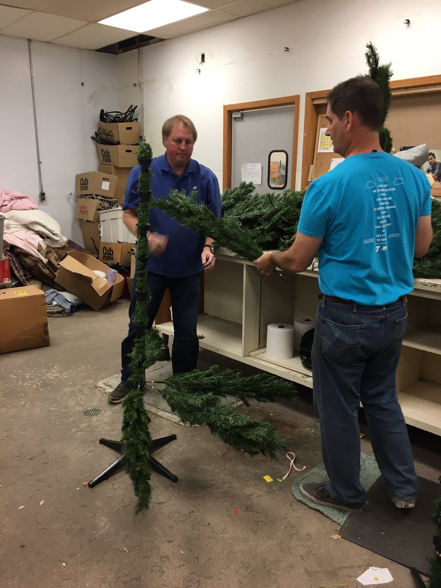Royal_CU's tweet photo. In @StCroixFallsWI at Family Pathways food shelf & thrift store, helping to make a positive impact! #RoyalGivesBack #CommunityGiveBackDay https://t.co/Yq3ew6AIjq