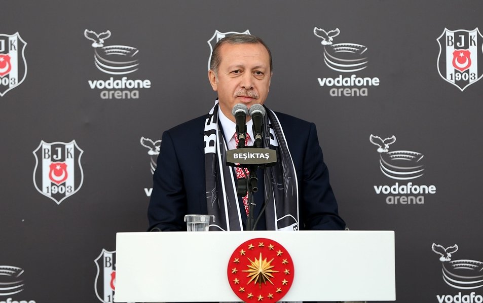 Osman Bak: Beşiktaş Kulübü'ne de teşekkür ediyoruz efendim

Tayyip Erdoğan: Beşiktaş'ın mı saha ya? Ulan bizim verdiğimiz paralarla yaptılar