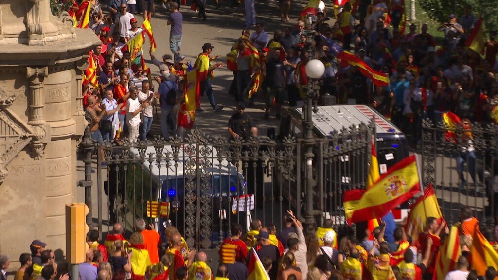 Poble_Lliure's tweet photo. ⚠️ L’Estat feixista espanyol permet les agressions avui a València, ahir a Barcelona, i el dissabte a Palma https://t.co/G6KBNgatEQ