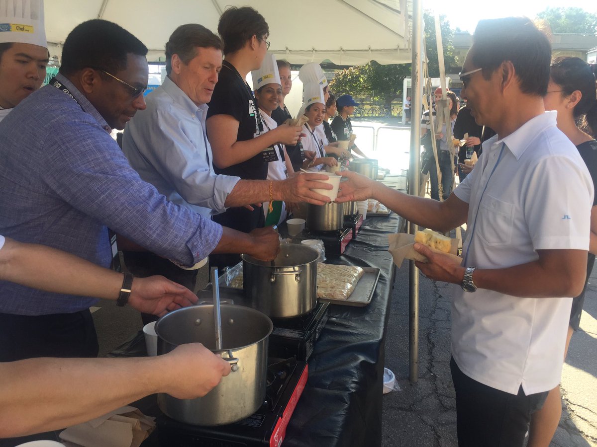 JohnTory's tweet photo. Happy Thanksgiving Toronto! Spent the day yesterday serving up Thanksgiving meals across the city. https://t.co/axwwwTuQay