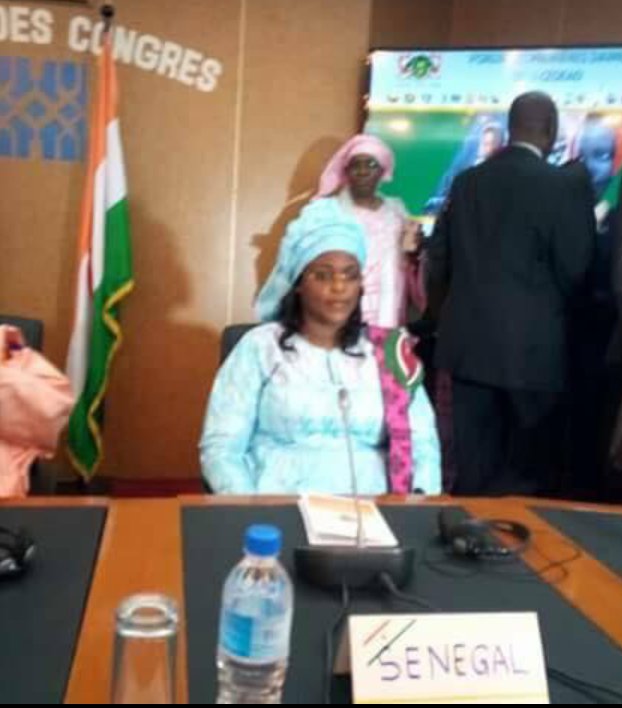 EtendardR's tweet photo. L'image du #Sénégal portée en #Étendard par @FayeSallMarieme #Linguere #Signare et #FemmeDeNder au #CongresCDEAO des Premières Dames #Kebetu https://t.co/FicNSAxaGE