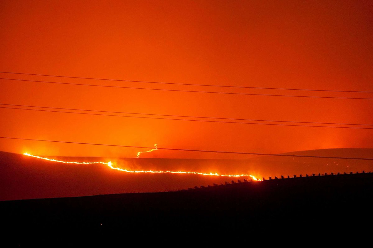sfchronicle's tweet image. PHOTOS: North Bay fires tearing through Napa and Sonoma counties. Latest updates: bit.ly/2ySpB3N