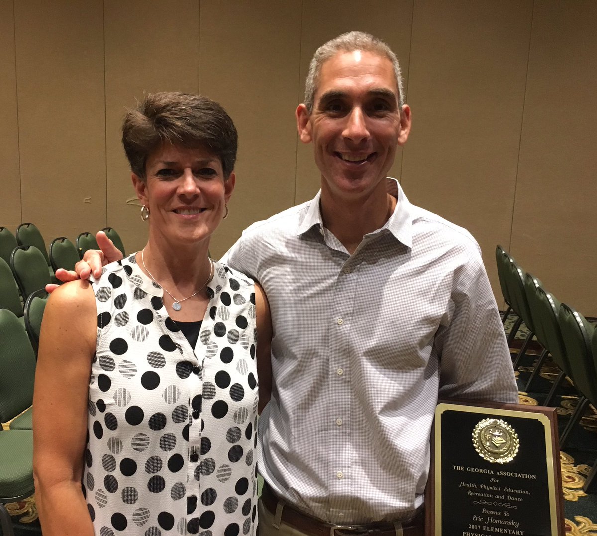EmAdams0828's tweet image. Proud moment to pass the Georgia AAHPERD Elem TOTY award to Eric Homansky @GAHPERD @ccsdhpe @ltwsmonkeys @KennesawMC