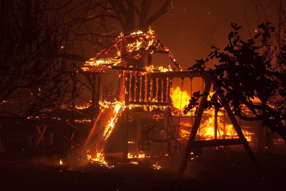 sfchronicle's tweet image. PHOTOS: North Bay fires tearing through Napa and Sonoma counties. Latest updates: bit.ly/2ySpB3N