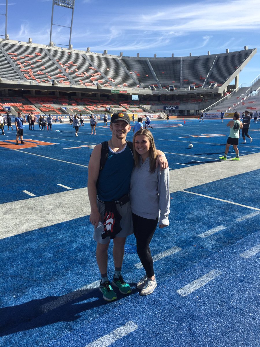 amandabrooka's tweet photo. I love Football Frenxi! I love the blue! I love my big&amp; little! I love @AXID_BOISESTATE &amp; @BoiseStateDSP ! Thanks for coming out to support! https://t.co/9o399CehOJ