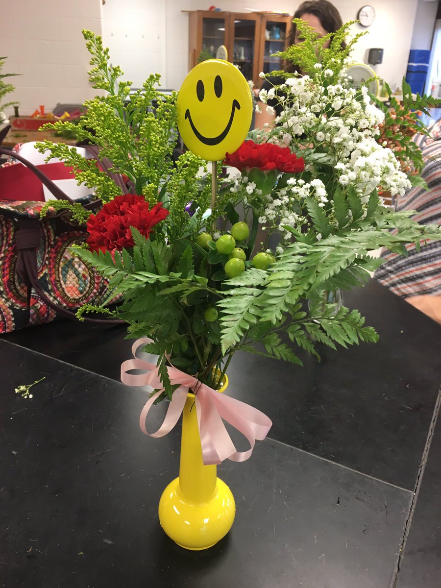 MrJeffNewman's tweet photo. #nbpdoct17 my first and only attempt at a bud vase https://t.co/ksZOl5N6Uc
