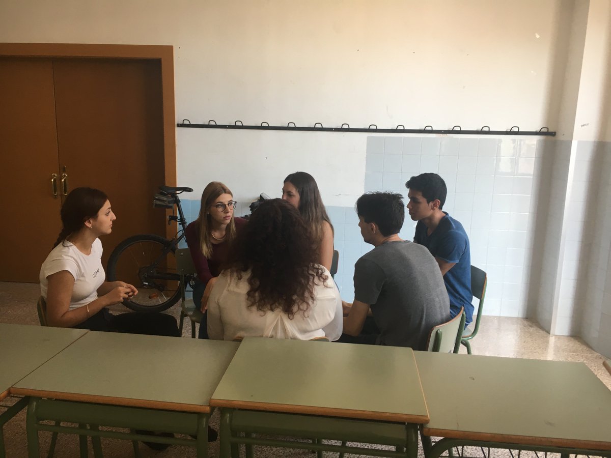Delgado_EDUC's tweet photo. @LaSallePalma #TSLAB_LS hablamos sobre la idea de negocio https://t.co/YHo1KKQjBk