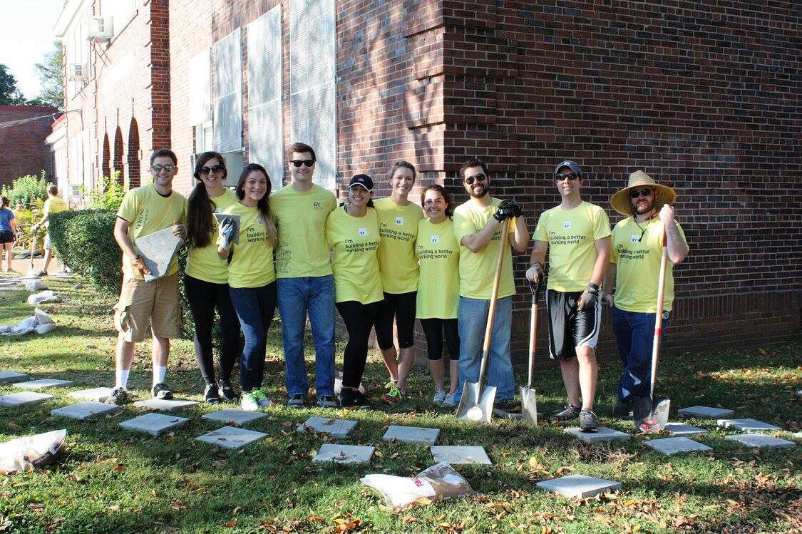 UWNashville's tweet photo. Thank you EY volunteers who came our Friday to help! #eyconnectday #powerofpartnership #unitedway #uwmn #liveunited #volunteer #partnership https://t.co/vW7MwYKJTv