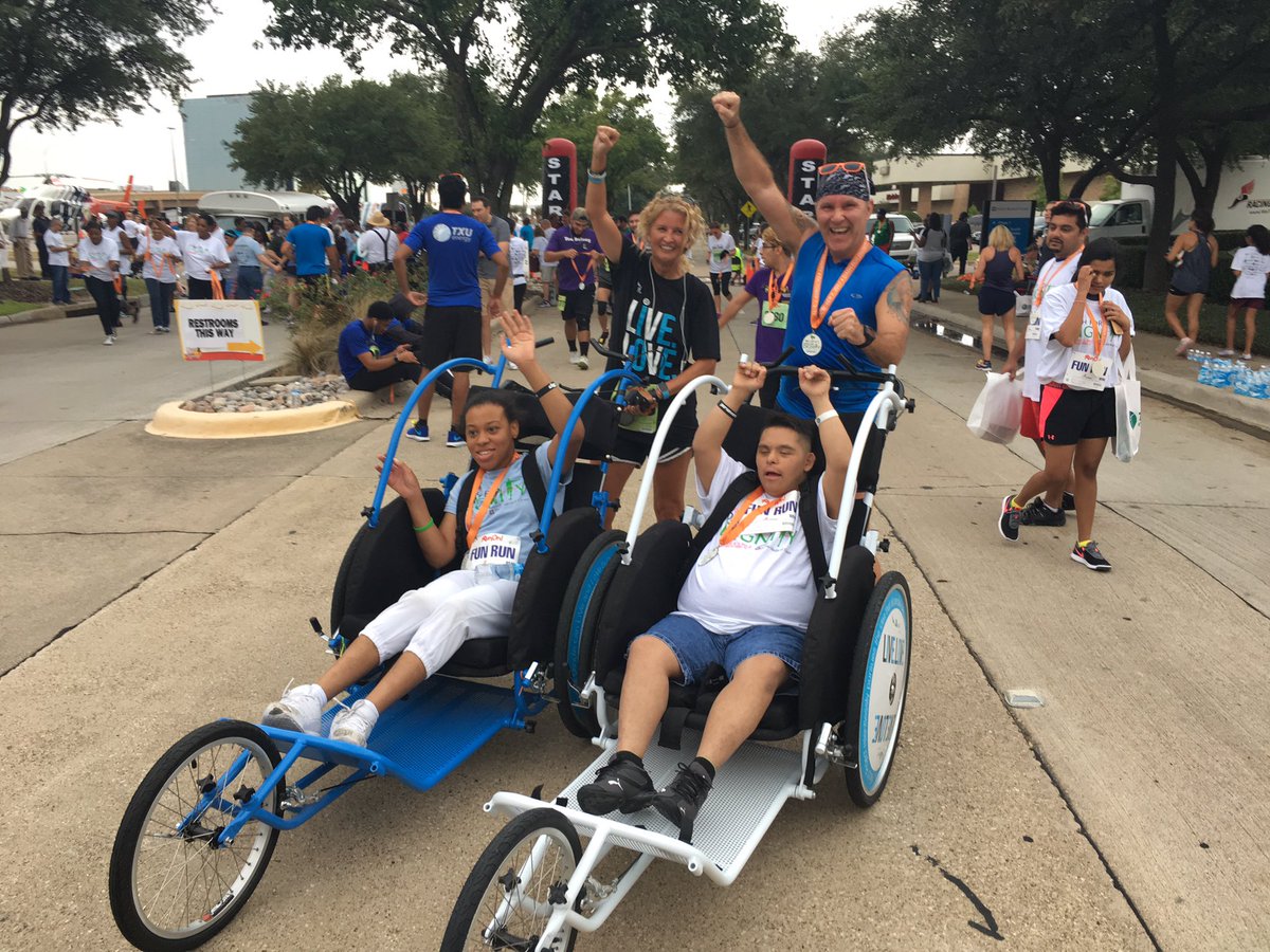 theLVproj's tweet photo. Two LoVe Runs teams ran the @AchieveDFW 5k this wkend. A blast! Best of all, thx to @HonorConnorRun runners, LV donated $2500! 💙🖤#BeBuoyant https://t.co/Txm01umopP