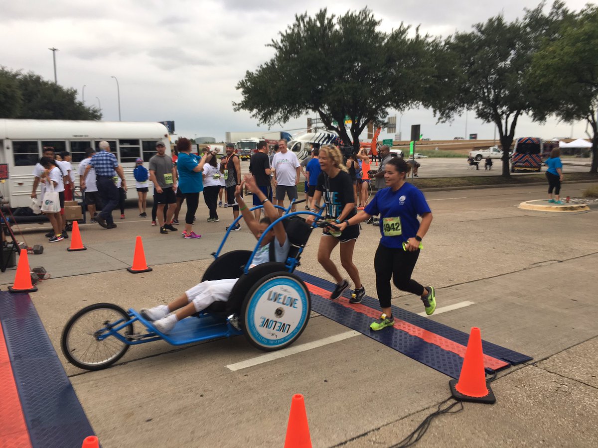 theLVproj's tweet photo. Two LoVe Runs teams ran the @AchieveDFW 5k this wkend. A blast! Best of all, thx to @HonorConnorRun runners, LV donated $2500! 💙🖤#BeBuoyant https://t.co/Txm01umopP