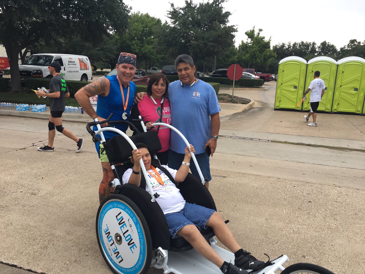 Two LoVe Runs teams ran the @AchieveDFW 5k this wkend. A blast! Best of all, thx to <a href="/HonorConnorRun/">Honor Connor Run</a> runners, LV donated $2500! 💙🖤#BeBuoyant